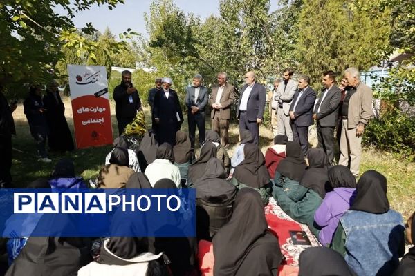 حضور فرمانده بسیج دانش‌آموزی در دبستان آزاده ناحیه 2 شهرری به‌مناسبت هفته بسیج دانش‌آموزی 