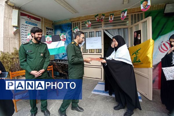تجلیل از فرمانده واحد بسیج دانش‌آموزی دبیرستان فرزانگان قوچان 