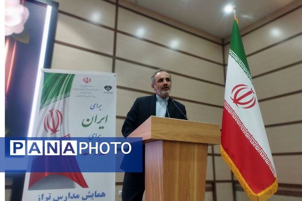 ترسیم نقشه راه مدیریت مدارس؛ برگزاری همایش مدارس تراز ویژه مدیران متوسطه اول در شهرستان قدس