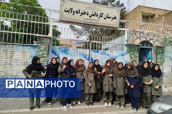 بازدید دانش آموزان پایه نهم آموزشگاه شهید خشکباری از هنرستان کار و دانش ولایت 