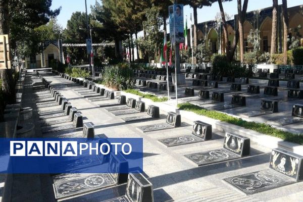حضورپیشتازان دبیرستان شهید مجید دهنوی درگلزار شهدای بهشت فضل نیشابور