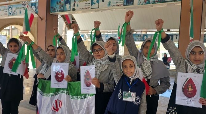 غبارروبی مزار شهدای  امامزاده عمادالدین(ع) رباط‌کریم به مناسبت هفته بسیج دانش‌آموزی