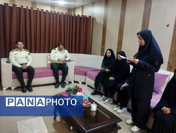 تقدیر دانش‌آموزان از تلاش‌های پلیس در هفته نیروی انتظامی