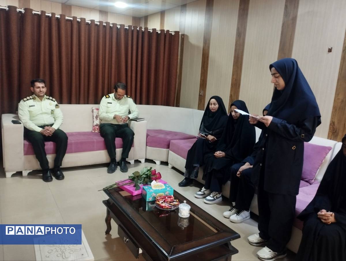 تقدیر دانشآموزان از تلاشهای پلیس در هفته نیروی انتظامی