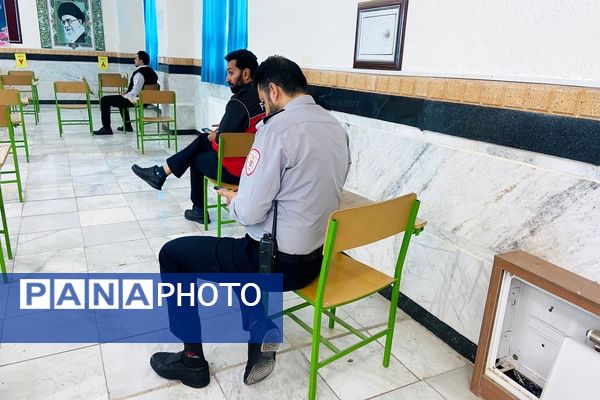  آماده‌سازی مانور زلزله با آموزش آتش‌نشان‌ها در مدرسه نمونه‌دولتی شهید مطهری رباط‌کریم