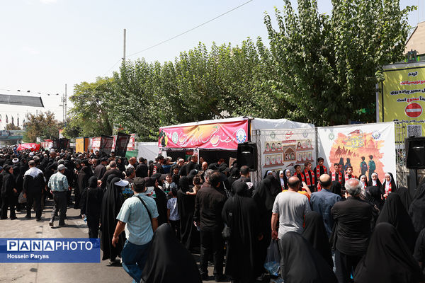 موکب «عشاق‌الحسین» سازمان دانش آموزی در راهپیمایی خانوادگی جاماندگان اربعین حسینی - تهران/ 2