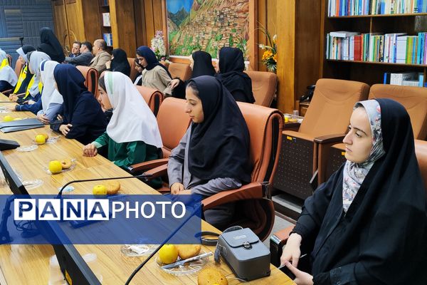 دیدار صمیمی استاندار کردستان با جمعی از دختران نخبه استان
