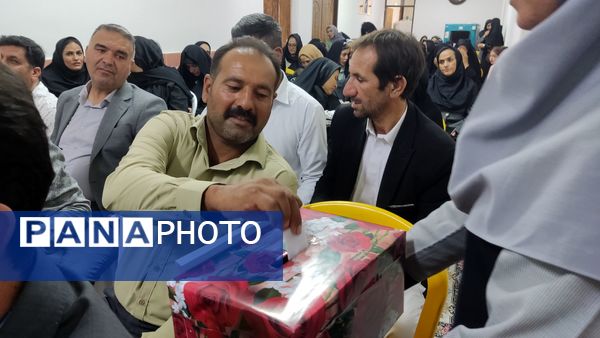 جلسه انجمن اولیا و مربیان در دبیرستان نمونه دولتی مهرورزان خواف