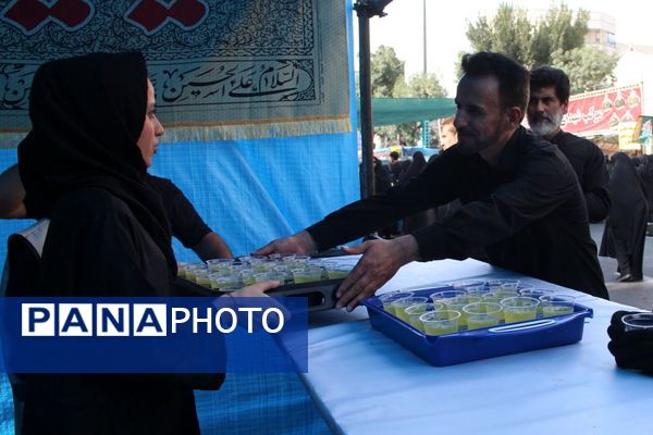 حضور باشکوه جاماندگان اربعین حسینی در شهر ری