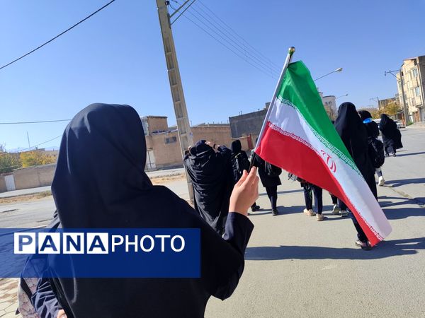 حضور گسترده دانش آموزان سورشجان در راهپیمایی ۱۳ آبان؛ فریاد ایستادگی در برابر استکبار جهانی