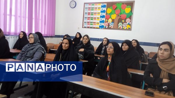 جلسه انجمن اولیا و ارائه کارنامه های هشدار به والدین در مدرسه شهید نجفی فدافن