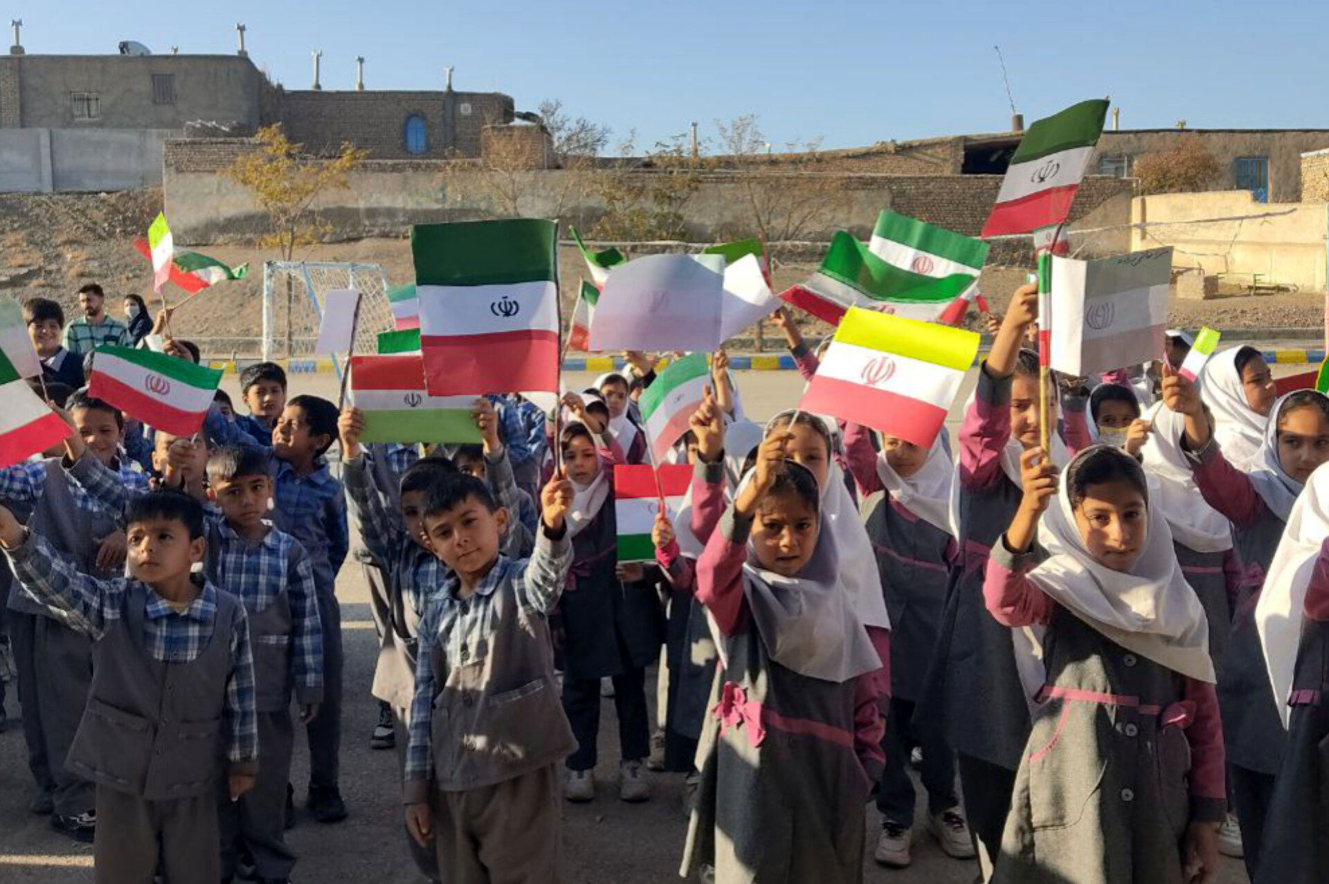 مراسم صبحگاهی دبستان شهید رحمت الله قلعه یزدانی و آموزشگاه آیت الله اراکی