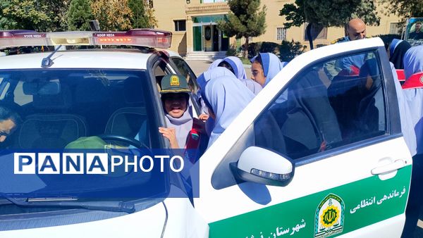 تبریک به پدران شاغل نیروی انتظامی توسط دانش‌آموزان مدرسه شاهد خیر سجادی
