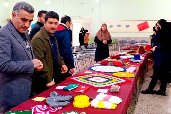 نمایشگاه هفته هنرهای مدرسه (ماها) در دبیرستان سمیه بجنورد