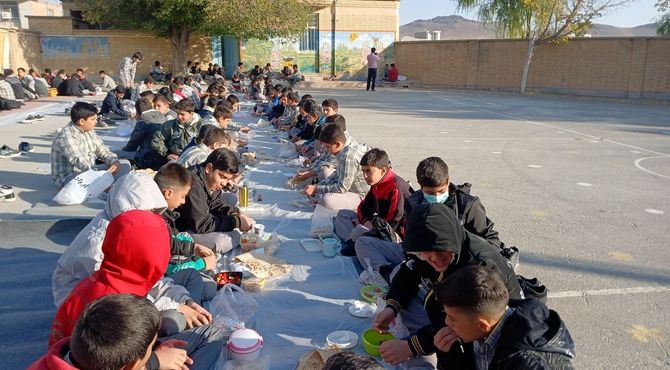  آگاهی بخشی اهمیت تغذیه سالم در دبیرستان حاج‌قاسم شهر بن