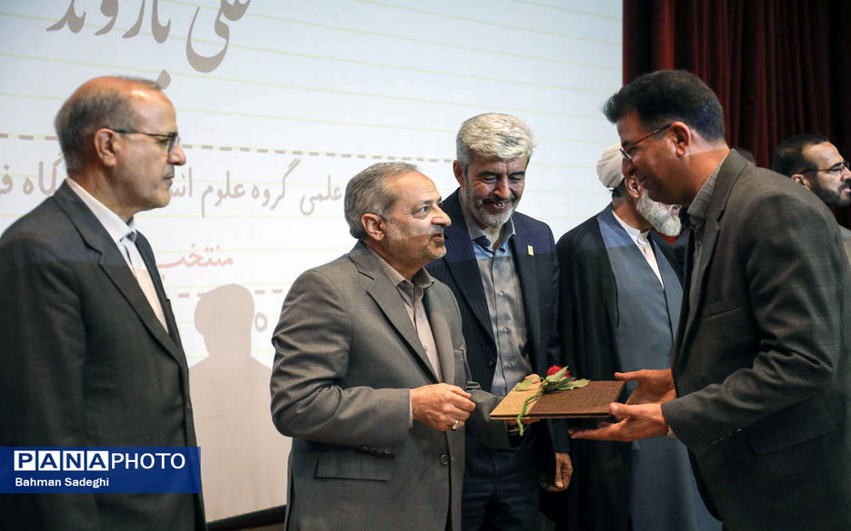 مراسم گرامیداشت روز معلم و تجلیل از اساتید نمونه دانشگاه فرهنگیان
