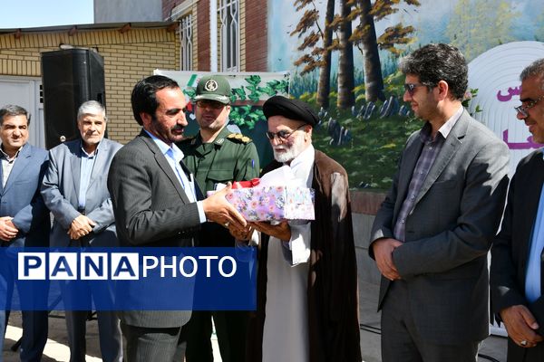  "سپاس معلم"  در مدرسه حاج حسن اسدی شهر فیض آباد مه‌ولات