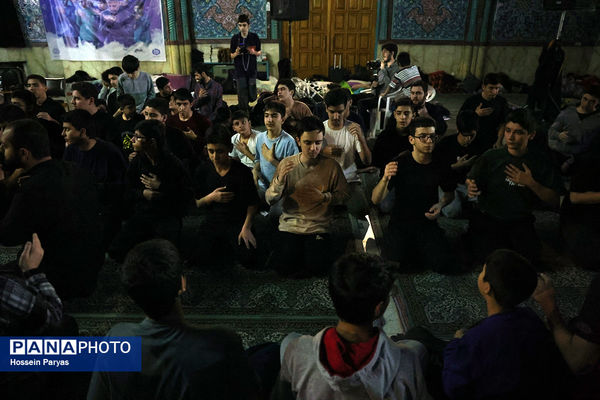 اعتکاف دانش‌آموزی در حسینه ارشاد