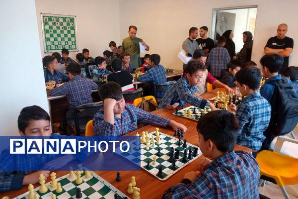 رقابت اندیشه‌ها در پیشوا؛ برگزاری مسابقات شطرنج دانش‌آموزی با حضور مسئولان