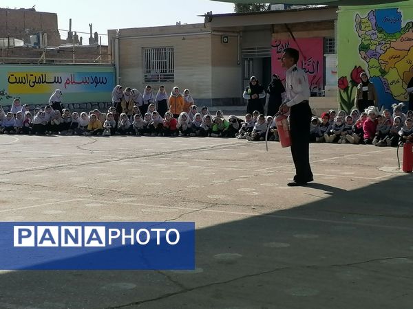 آموزش اطفاء حریق در مدرسه ناهید نخودی