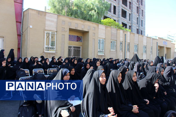 مراسم گرامیداشت هفته دفاع مقدس در دبیرستان شاهد رضویه قم