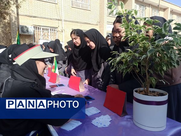 طلیعه‌‌ای از مدیریت آینده؛ انتخابات شورای دانش‌آموزی در دبیرستان رضوان