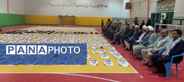 توزیع بسته‌های نوشت افزار ویژه دانش‌آموزان کم برخوردار در باخرز 