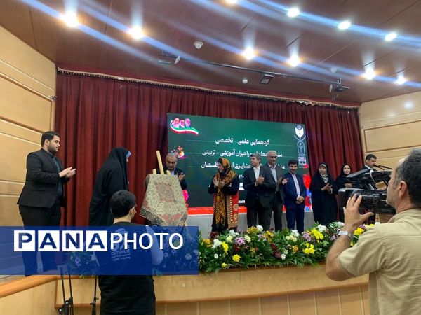 تجلیل از دانش‌آموزان برتر عشایری و کنکور سراسری در گنبد