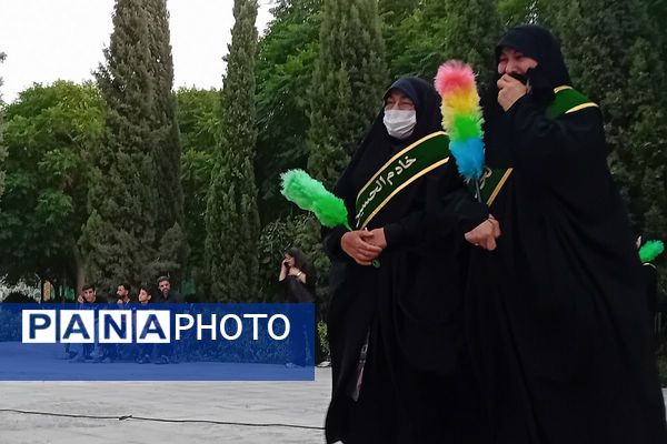 مراسم عزاداری حسینی با حضور خادمین و پرچم کربلا در بوستان فدک اصیل آباد 