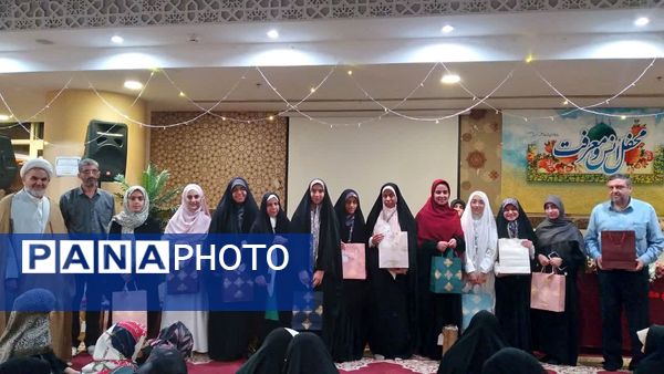 اهدای چادر از سوی مقام معظم رهبری به دانش‌آموزان دختر عمره‌گزار در سرزمین وحی