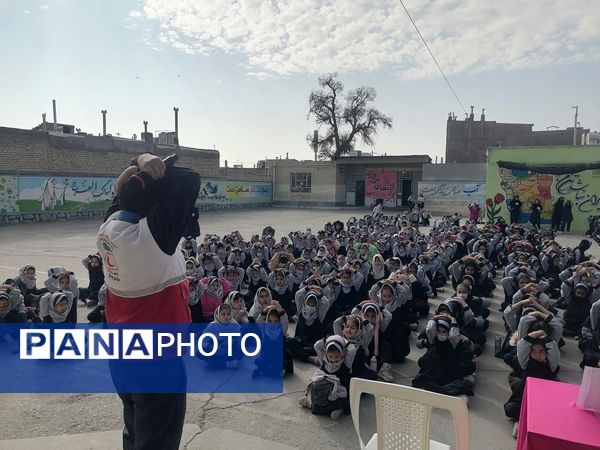  آموزش نحوه پناهگیری وآمادگی برای  مانور زلزله