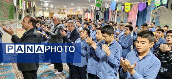 نمازجماعت پایه هشتم مدرسه زمانی با حضور مدیر آموزش و پرورش منطقه ۱۹ 