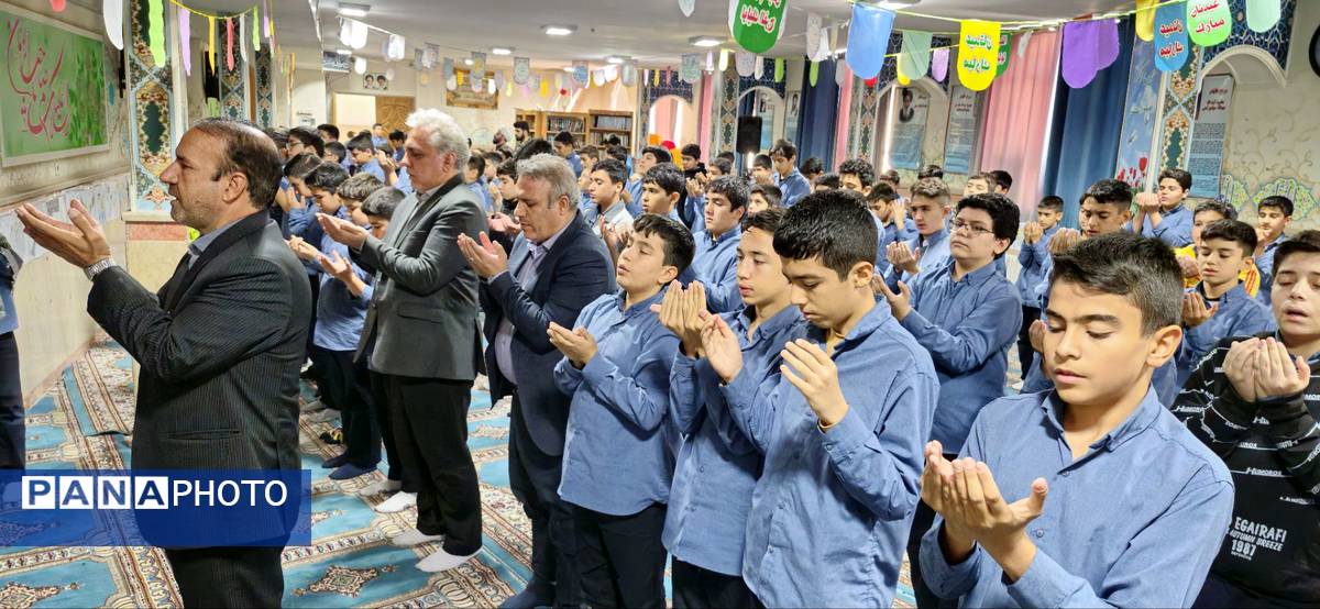 نمازجماعت پایه هشتم مدرسه زمانی با حضور مدیر آموزش و پرورش منطقه ۱۹ 