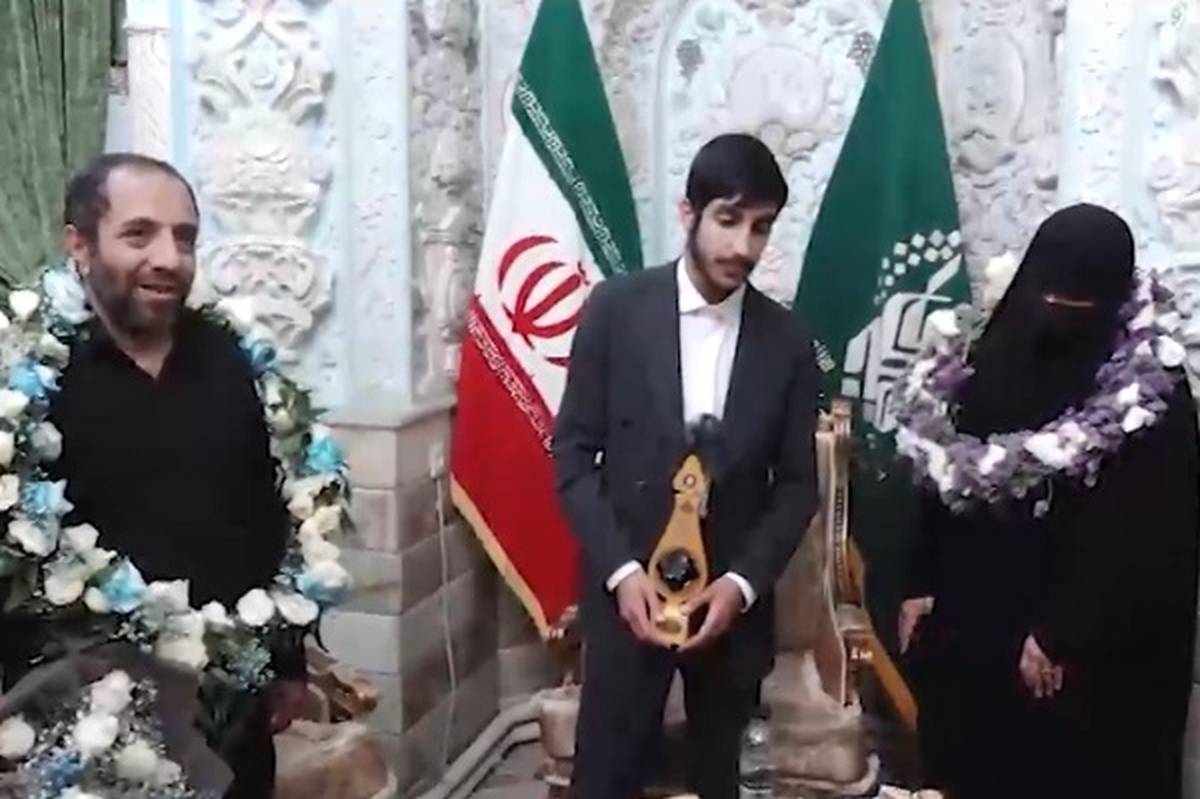 استقبال از مدالآور المپیاد جهانی فیزیک در حرم حضرت معصومه(س)