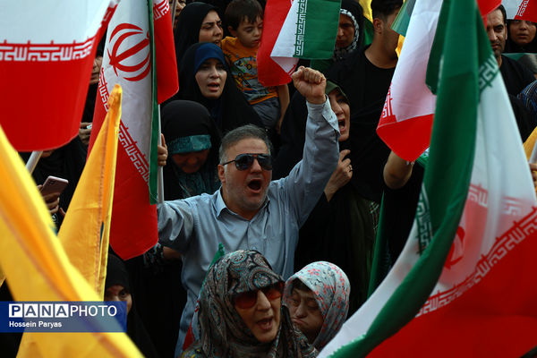 تجمع مردمی بشارت فتح در میدان انقلاب
