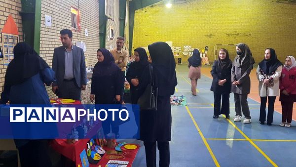 بازدید مدیر آموزش و ‌پرورش حاجی‌آباد از نمایشگاه خلاقیت‌های دانش‌آموزی دبستان استقلال  