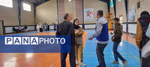 مسابقات طناب‌کشی و دارت در سالن زینبه شهرستان شیروان