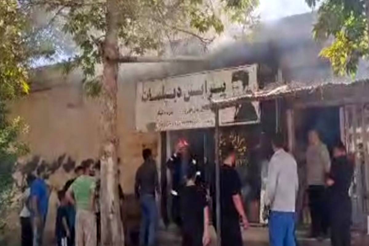 آتشنشانان کوهدشت از گسترش حریق در یک آرایشگاه مردانه جلوگیری کردند