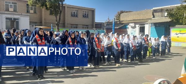 بازدید سبزپوشان نیروی انتظامی با دانش‌آموزان مدرسه ربابه هاشمیان یزدی