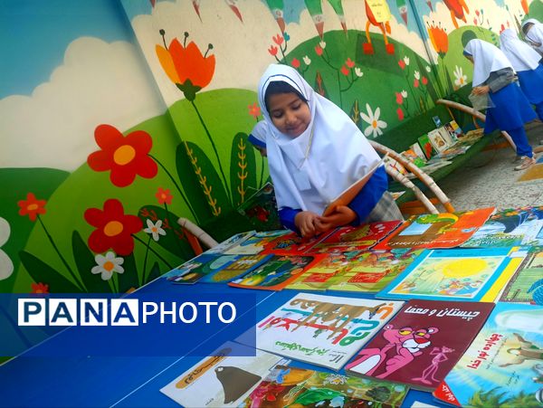 نمایشگاه کتاب به مناسبت هفته کتاب و کتابخوانی در دبستان کبری سرشته