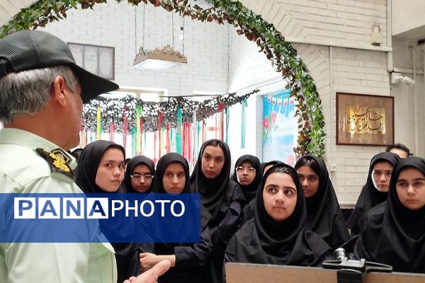 برگزاری نمایشگاه شناخت خطرات و آسیب های جامعه به مناسبت هفته نیروی انتظامی در دبیرستان صدیقه طاهره ناحیه یک شهرری
