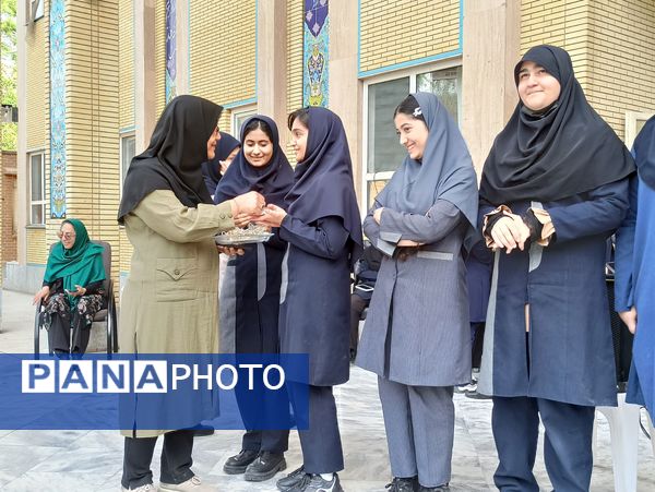 تجلیل از معلم و دختر ایرانی در بهار کرامت 