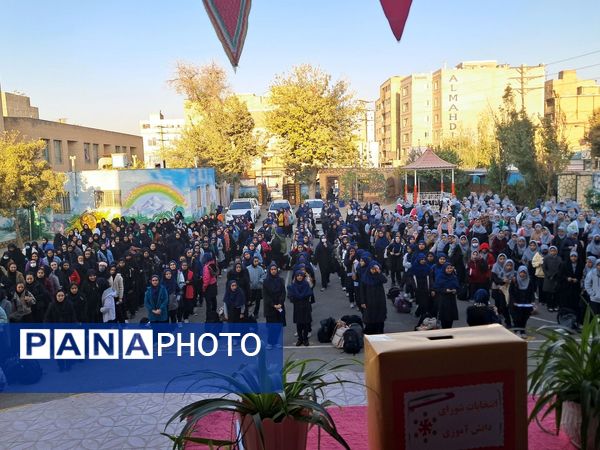 شور و نشاط دانش‌آموزان مدرسه حضرت معصومه (س) ناحیه 4 کرج در انتخابات شورای دانش‌آموزی