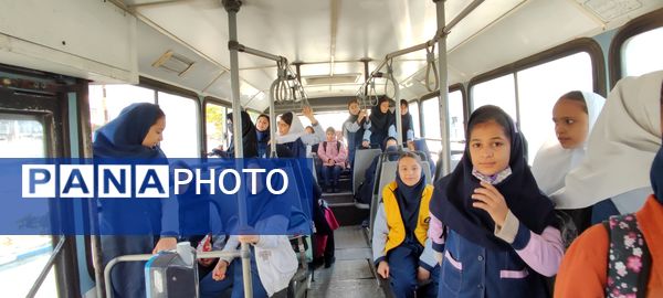 بازدید دانش آموزان مدرسه شهید خاقانی شیروان از کتابخانه اندیشه‌‌ در هفته کتاب و کتابخوانی