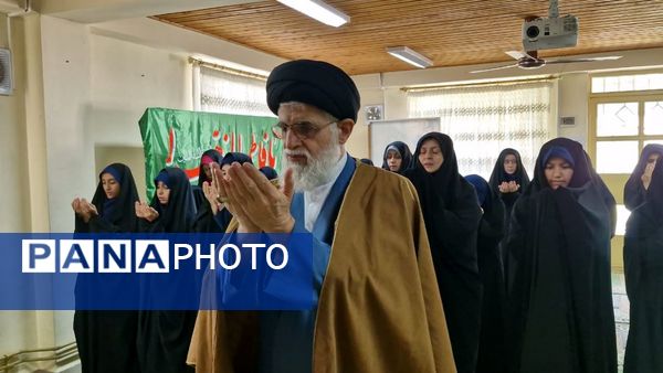 اقامه نماز جماعت مادر و دختری در مدارس انزلی
