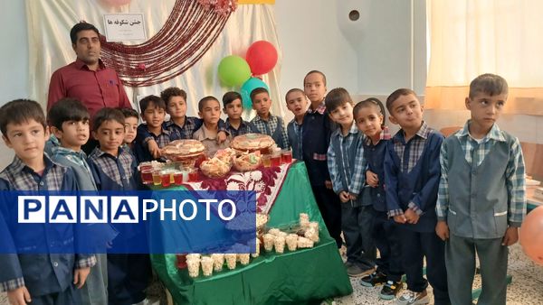  جشن‌ شکوفه‌ها‌ در‌ دبستان‌ شهید‌ دیالمه‌