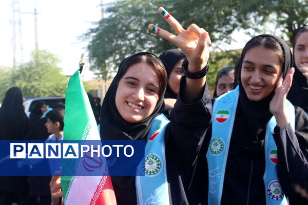 حضور پرشور تشکل های دانش آموزی در راهپیمایی ۱۳ آبان