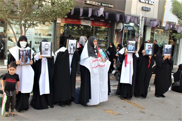 حماسه حضور نوجوانان کفن‌پوش قمی در راهپیمایی «عهد خون»