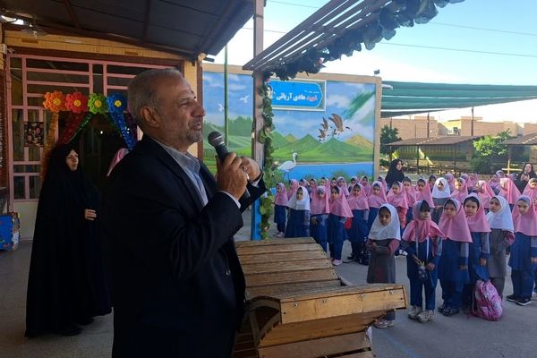 برنامه گرامیداشت هفته دفاع مقدس در دبستان شهید هادی آریایی 