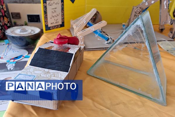نمایشگاه دست سازه‌های علوم و آزمایشگاه در دبیرستان پویش 